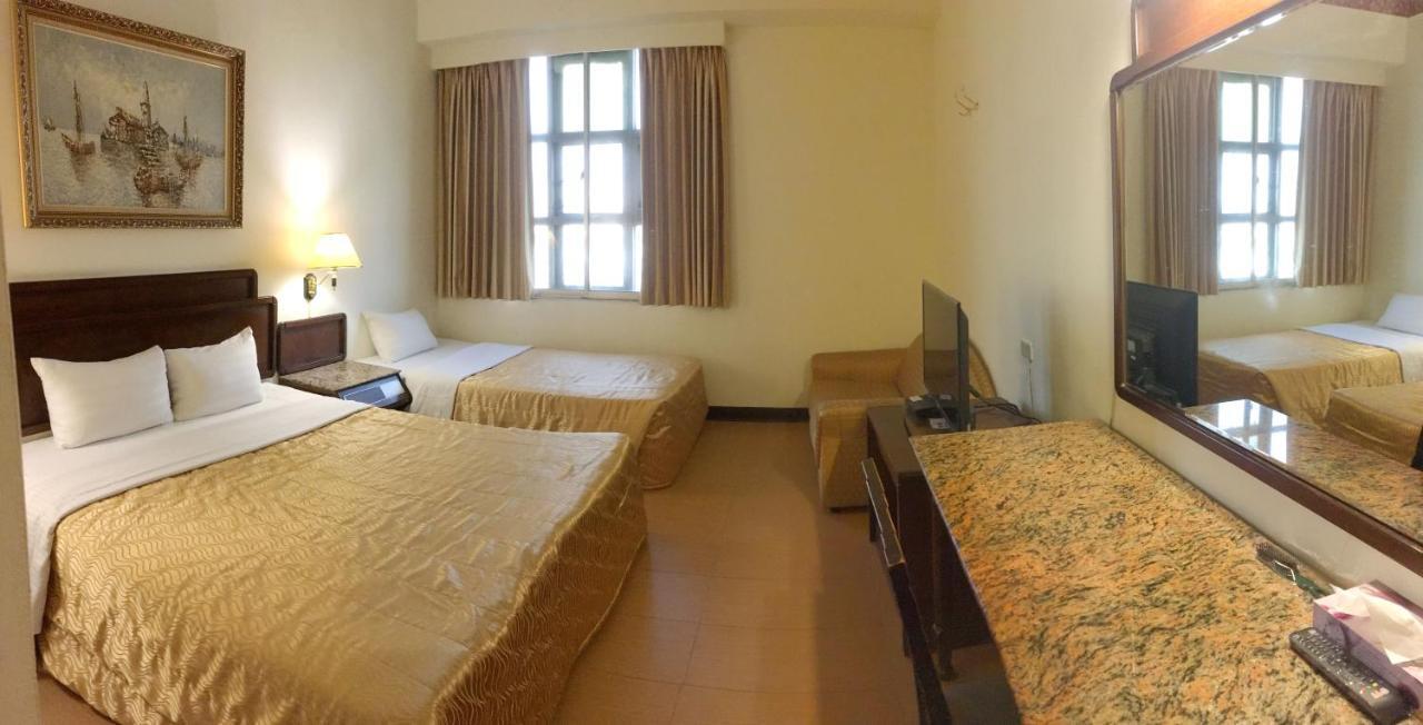 文南哥爸妻夫飯店 Hotel Tainan Bagian luar foto