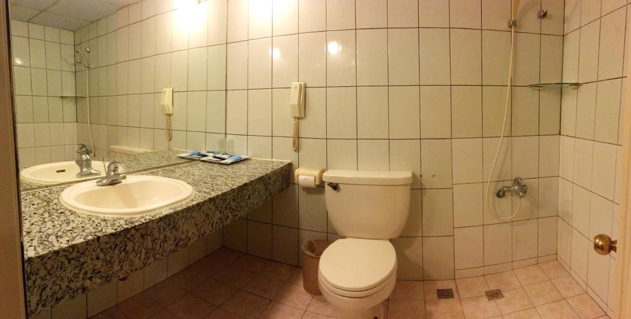 文南哥爸妻夫飯店 Hotel Tainan Bagian luar foto