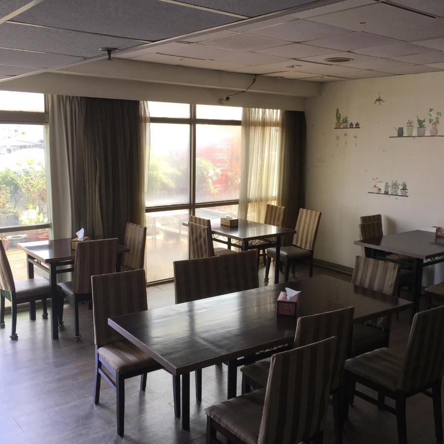 文南哥爸妻夫飯店 Hotel Tainan Bagian luar foto