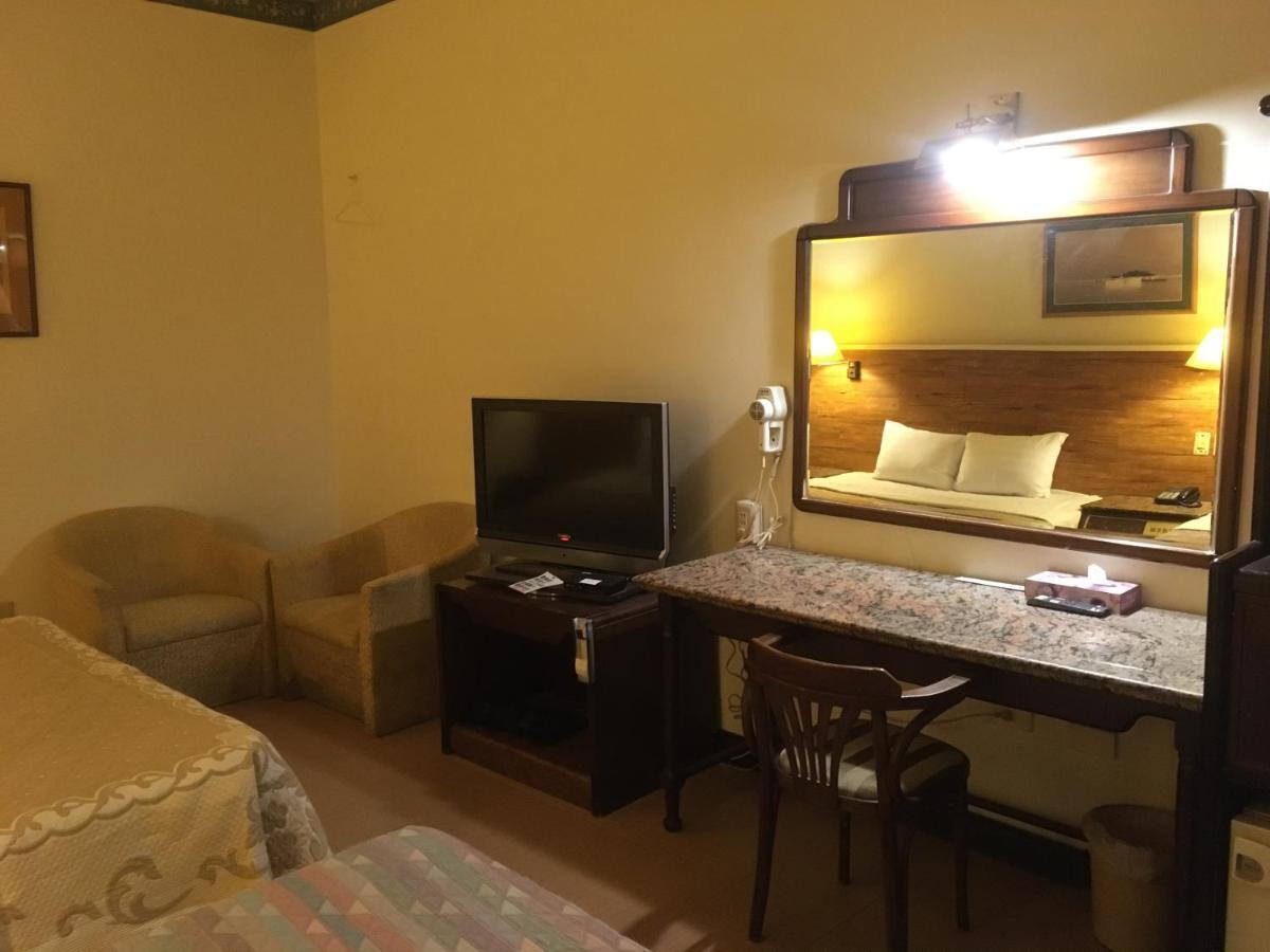 文南哥爸妻夫飯店 Hotel Tainan Bagian luar foto