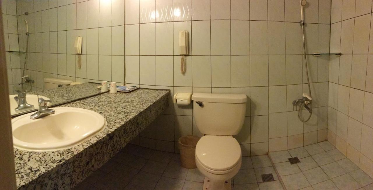 文南哥爸妻夫飯店 Hotel Tainan Bagian luar foto