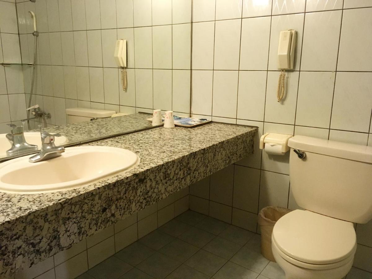 文南哥爸妻夫飯店 Hotel Tainan Bagian luar foto
